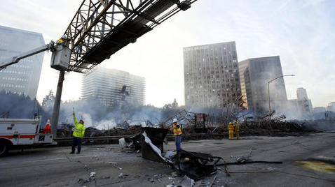 la-me-ln-massive-downtown-la-fire-closes-pg-00-013
